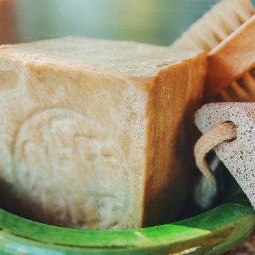 a simple guide to dry brushing, suho ščetkanje proti celulitu