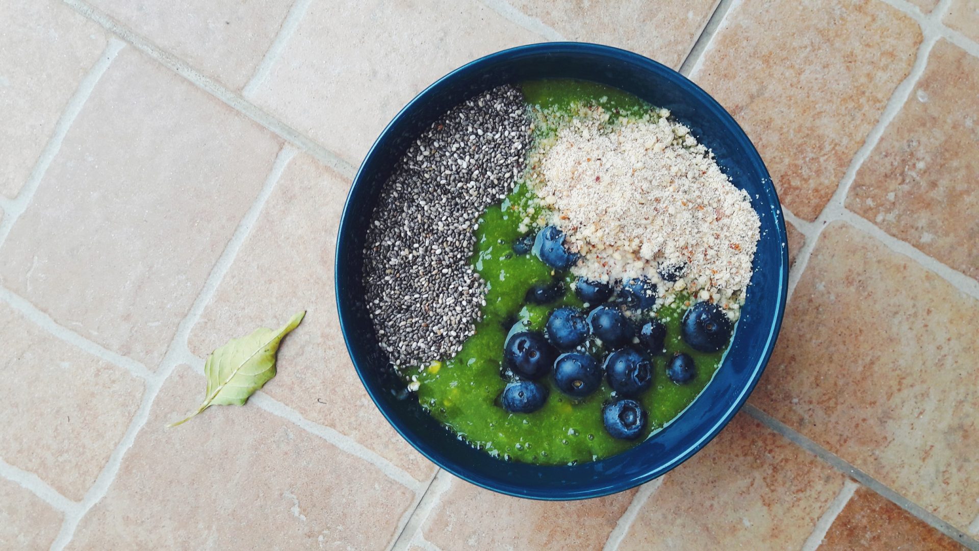 spirulina detox smoothie bowl